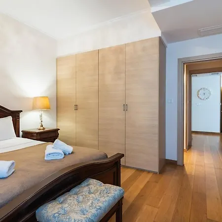 Beachfront Luxury Living ليماسول